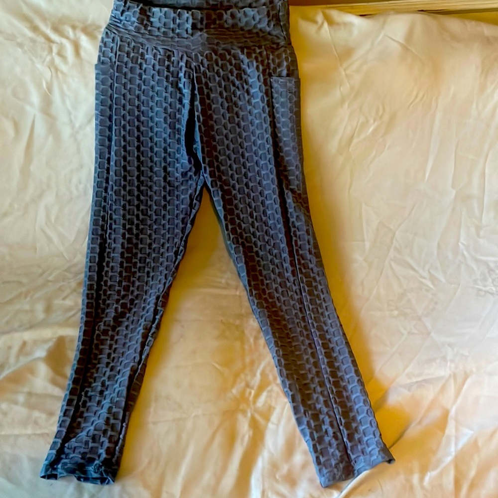 Lemite grey scrunch butt leggings size large.